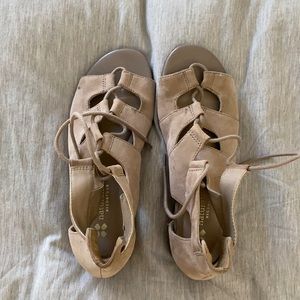 Naturalizer suede lace up sandal. Size 8. Taupe.